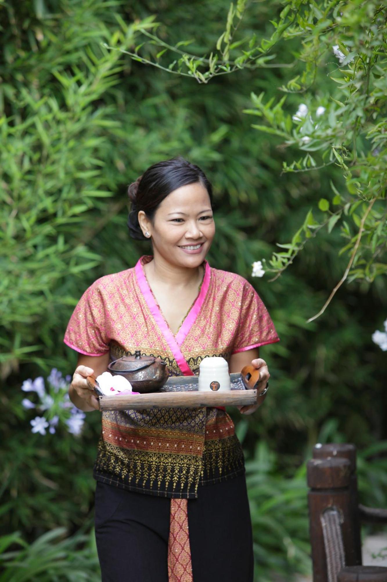 Asia Gardens Hotel & Thai Spa, A Royal Hideaway Hotel Finestrat Luaran gambar Thai woman serving tea