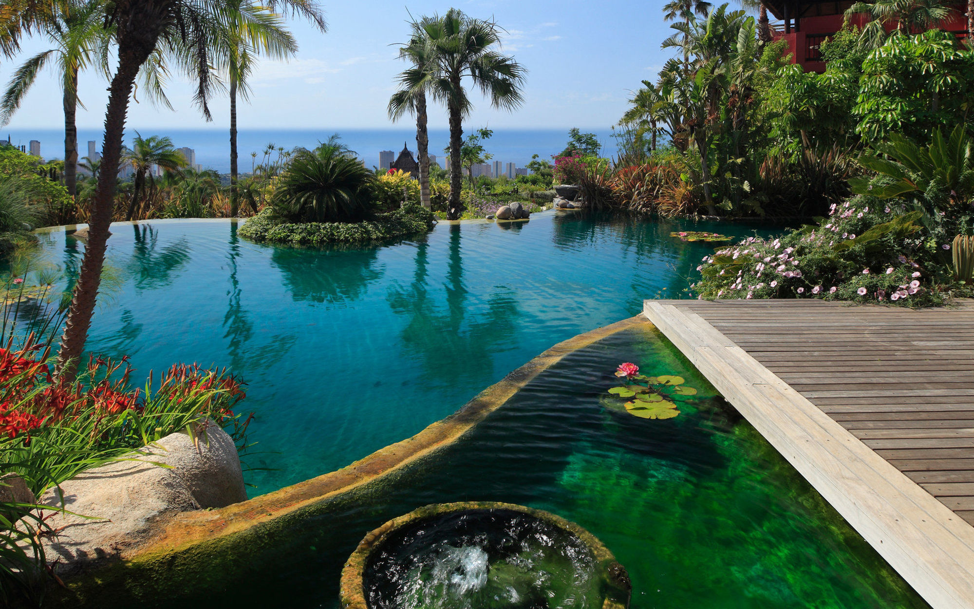 Asia Gardens Hotel & Thai Spa, A Royal Hideaway Hotel Finestrat Luaran gambar The pool at the Four Seasons Hotel