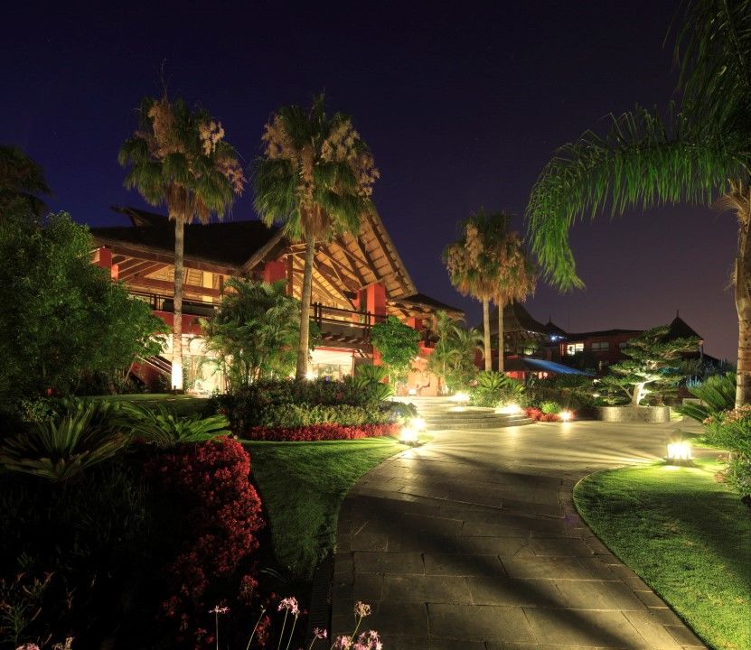 Asia Gardens Hotel & Thai Spa, A Royal Hideaway Hotel Finestrat Luaran gambar The resort at night